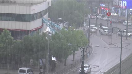 Yağmurdan kaçarken doluya tutuldular