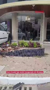 Carro atinge loja recém-inaugurada em Brusque