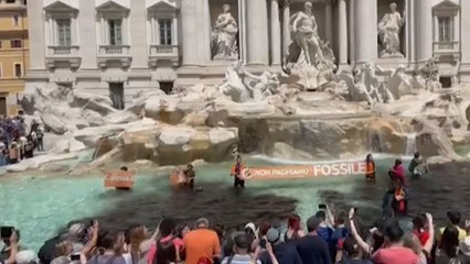 Des écologistes versent du liquide noir dans le bassin de la Dolce Vita