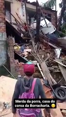 Laje de residência desmorona e veículo ameaça cair em via pública