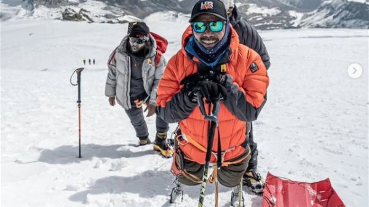 Mann erklimmt als erster doppelt beinamputierter Mensch den Mount Everest