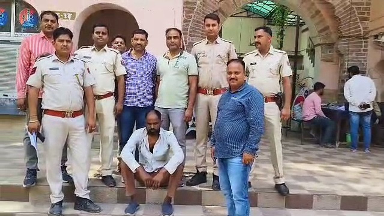 तस्कर गिरफ्तार, 12 किलो गांजा जब्त