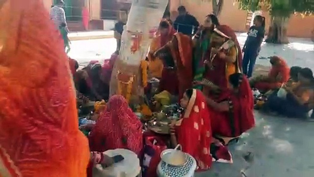 पति की लंबी उम्र के लिए महिलाओं ने रखा वट सावित्री का व्रत