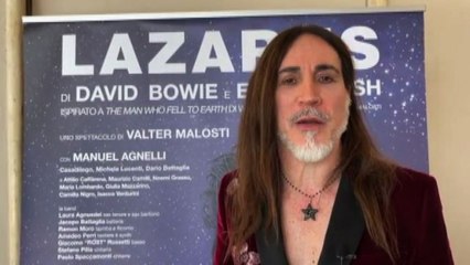 Manuel Agnelli nei panni dell'alieno Newton in Lazarus di Bowie