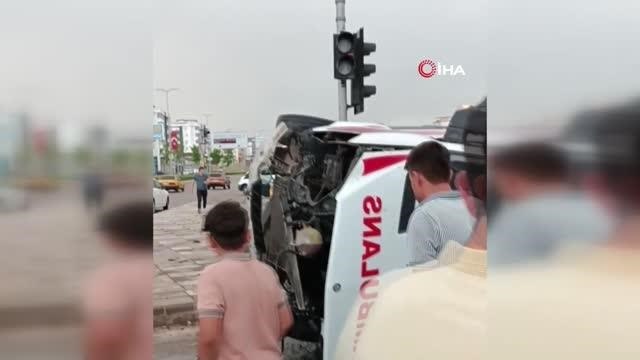 Gaziantep'te ambulans devrildi: 4 yaralı