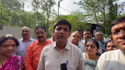 तुलसी नगर के रहवासी महापौर पुष्यमित्र भार्गव से मुलाकात करते हुए