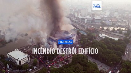 Incêndio destrói edifício histórico dos correios de Manila
