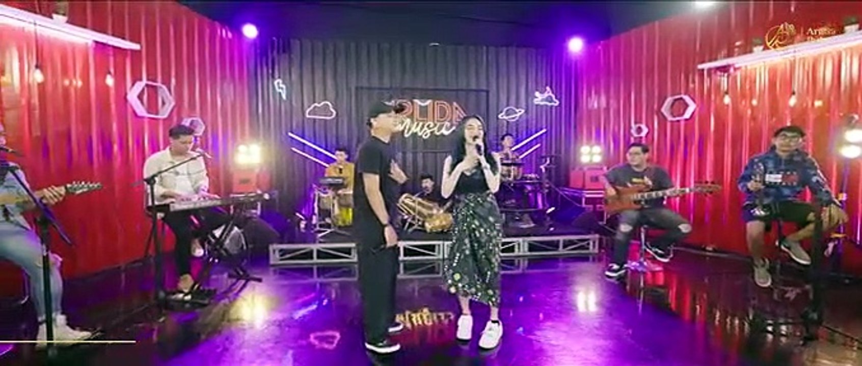 Arlinda Putri ft Miqbal Ga - Dadi Siji [Official music]