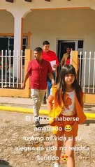 Hondureño sale del Registro Civil gritando a los cuarto vientos su matrimonio