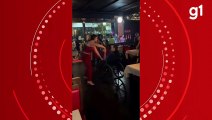 Mãe e filho cadeirante dançam juntos durante show sertanejo em MT