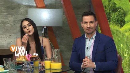 Meseros y comensales abrazan a cumpleañero que dejaron plantado