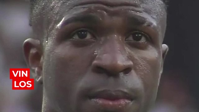 El momento que Vinicius se rompe y llora entre cánticos e insultos