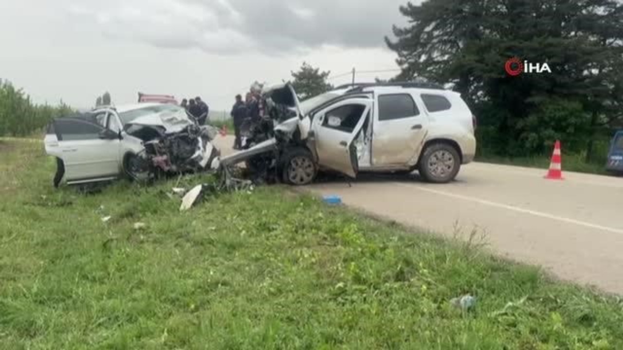 Otomobillerin kafa kafaya çarpıştığı feci kaza kamerada