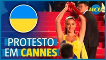 Mulher com cores da Ucrânia se cobre de sangue falso em Cannes