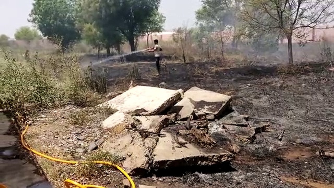 कॉलेज के ऊपर से गुजर रहा तार टूटा, आगे क्या हुआ... देखें वीडियो