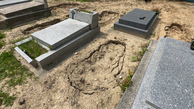 Pierres tombales jetées à terre, des dégradations commises dans un cimetière  d'Ille-et-Vilaine