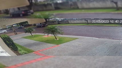 Veja momento em que Peugeot capota no Bairro São Cristóvão