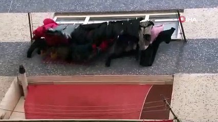 İstanbul'da 7 katlı apartmandan 3 yaşındaki çocuk otomobilin üzerine düştü