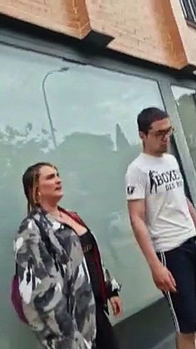 Momento de la detención de los dos agresores de la sede del PP de Móstoles.