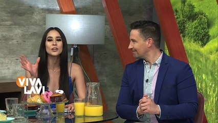 Meseros y comensales abrazan a cumpleañero que dejaron plantado