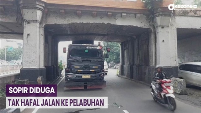 Melaju ke Tanjung Priok, Truk Kontainer Nyangkut di Jembatan Kereta Matraman