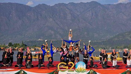 कश्मीर में मेहमानों के लिए खास कार्यक्रम हो रहे,उन्होंने स्थानीय संगीत का आनंद लिया