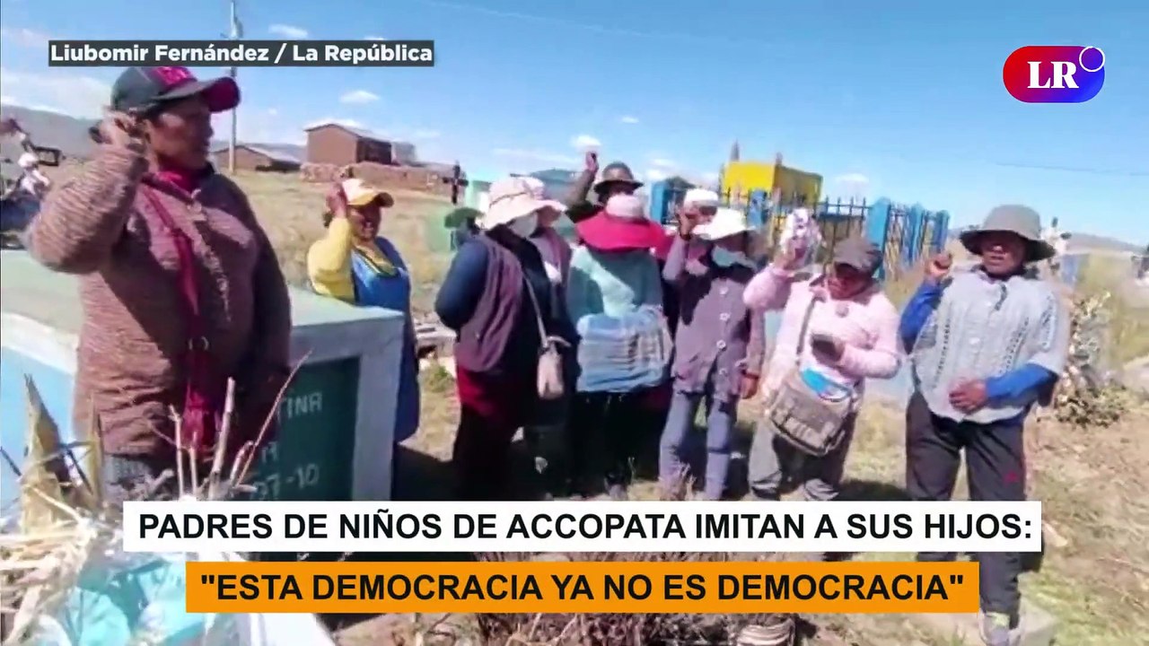 Padres de niños de Accopata imitan a sus hijos y también cantan ‘Dina Asesina’ en Puno | #LR