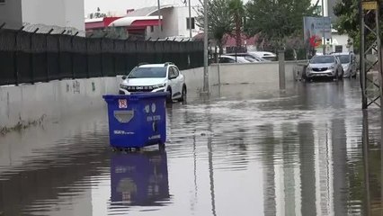 Adana'da sabah saatlerinde etkili olan sağanak her yeri su altında bıraktı