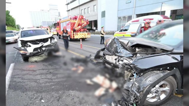 중앙선 넘은 SUV, 차량 2대와 충돌...3명 병원 이송 / YTN