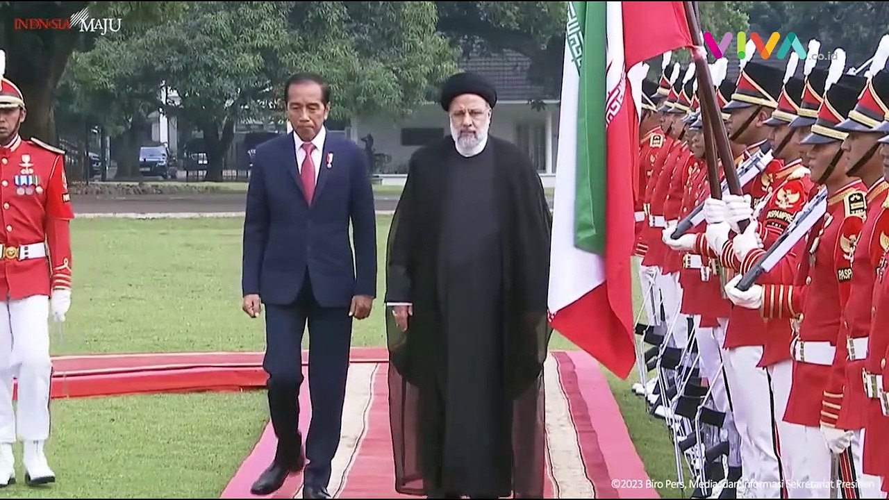 Di Istana, Jokowi Sesekali Jalan di Belakang Presiden Iran