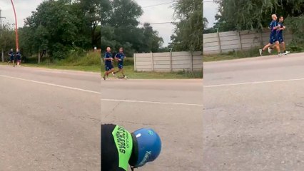 Un aficionado para el coche en plena carretera para saludar a Mascherano y pasa esto