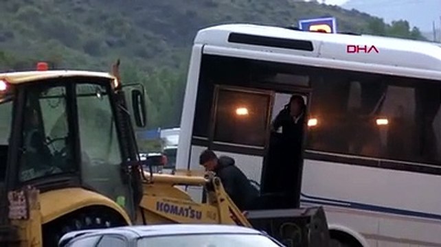 Ankara'yı sağanak vurdu! Otobüs kanala düştü 3 yurttaş mahsur kaldı