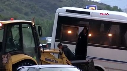 Ankara'yı sağanak vurdu! Otobüs kanala düştü 3 yurttaş mahsur kaldı