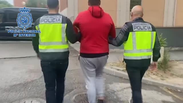 La Policía Nacional detiene a cuatro personas por colgar de un puente un maniquí con la camiseta de Vinicius