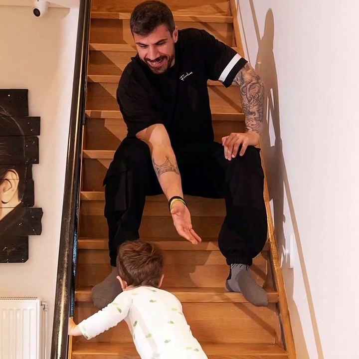 Άκης Πετρετζίκης: Viral το βίντεο με το νέο κατ...