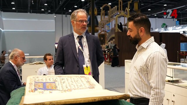 شاهد.. أقدم مخطوطة تصف الساحل العربي من أبوظبي إلى عُمان في معرض أبوظبي الدولي للكتاب