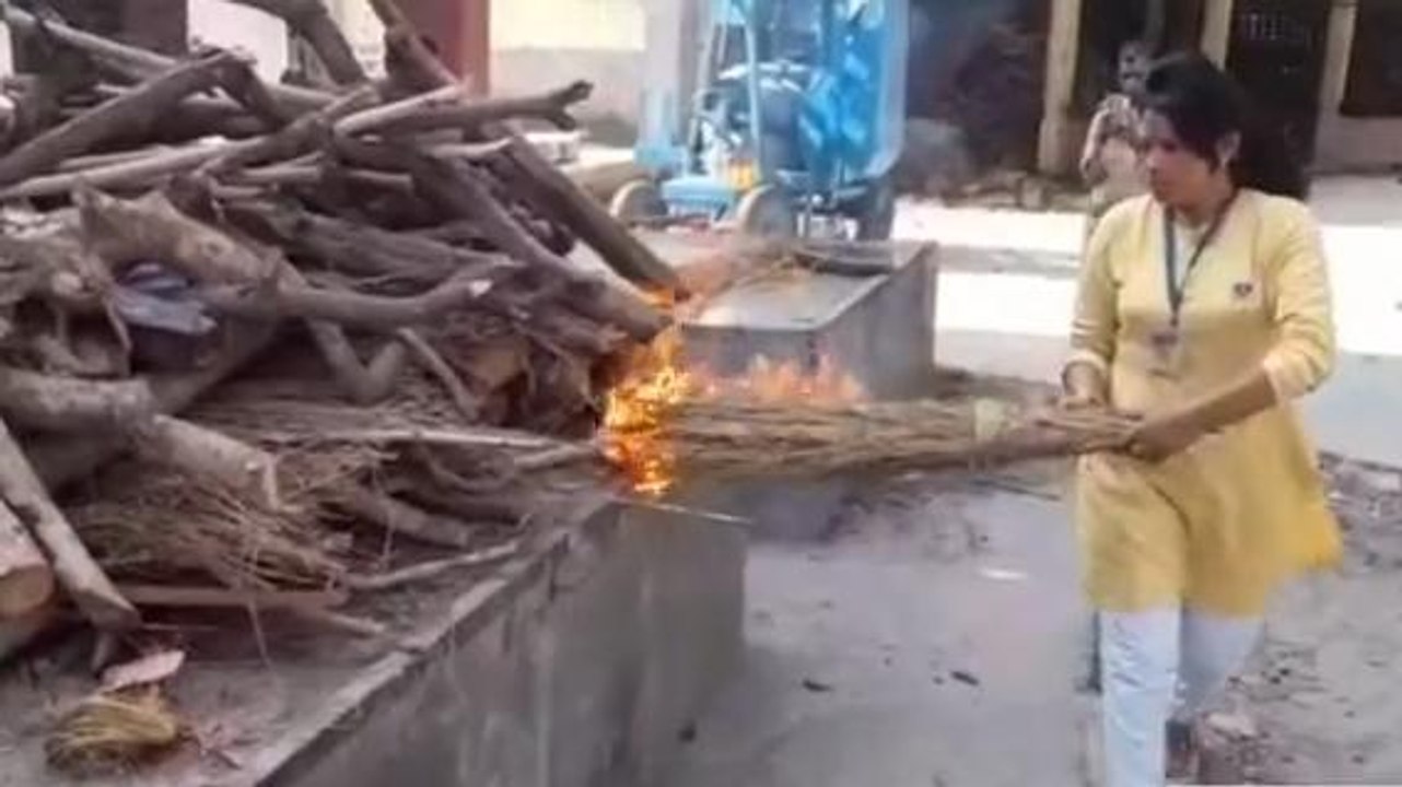 मुजफ्फरनगर: पूरी रात जवान बेटे का शव लेकर श्मशान घाट के बाहर बैठी रही 'मां', फिर ऐसे मिली मदद