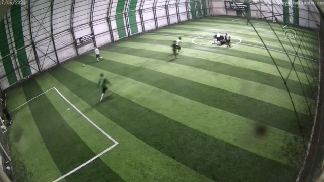 Halı sahada dili boğazına kaçan kişiyi ilk yardım bilgisiyle kurtardı