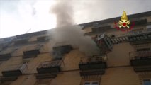 Incendio in appartamento a Napoli, evacuate persone bloccate dal fumo