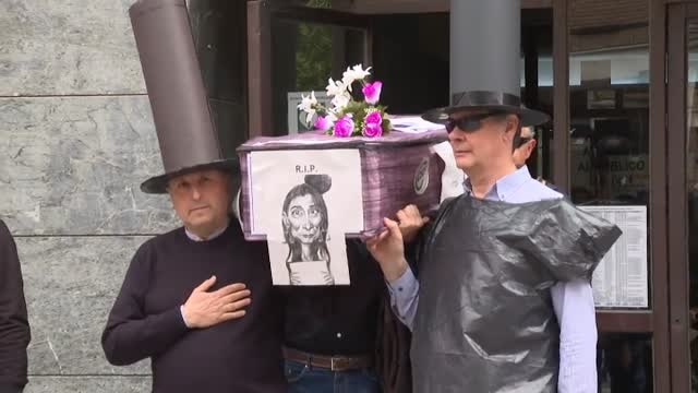 Funcionarios de Valladolid escenifican el entierro de la Justicia