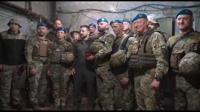 Ucraina, Zelensky visita il fronte a Vuhledar nella regione di Donetsk