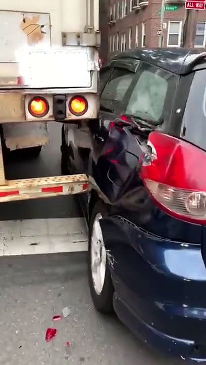 New York: Un chauffeur poids-lourd veut absolument passer dans une rue étroite