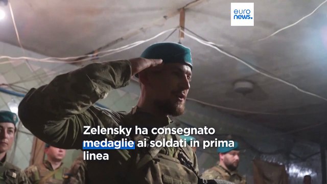 Ucraina, Volodymyr Zelensky premia i soldati in prima linea