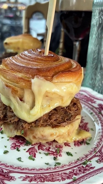 Les premiers croissant-burgers de Paris