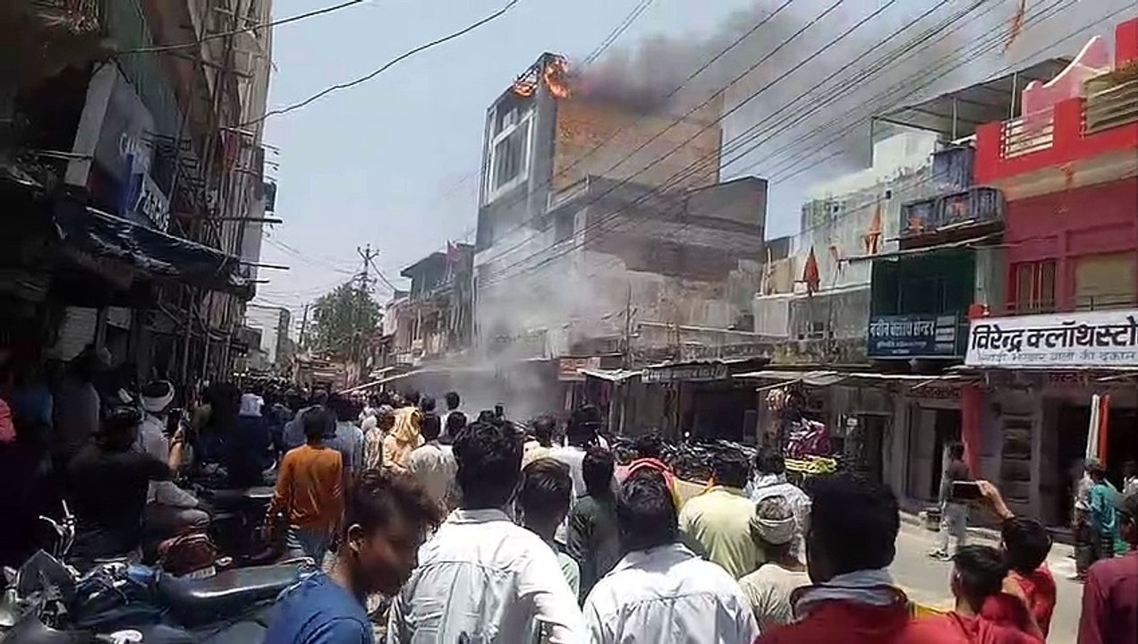 -प्लास्टिक पाइप, जूते-चप्पल की दुकाने चपेट में...