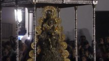 Miles de fieles en la procesión de la Virgen del Rocío tras el salto de la reja
