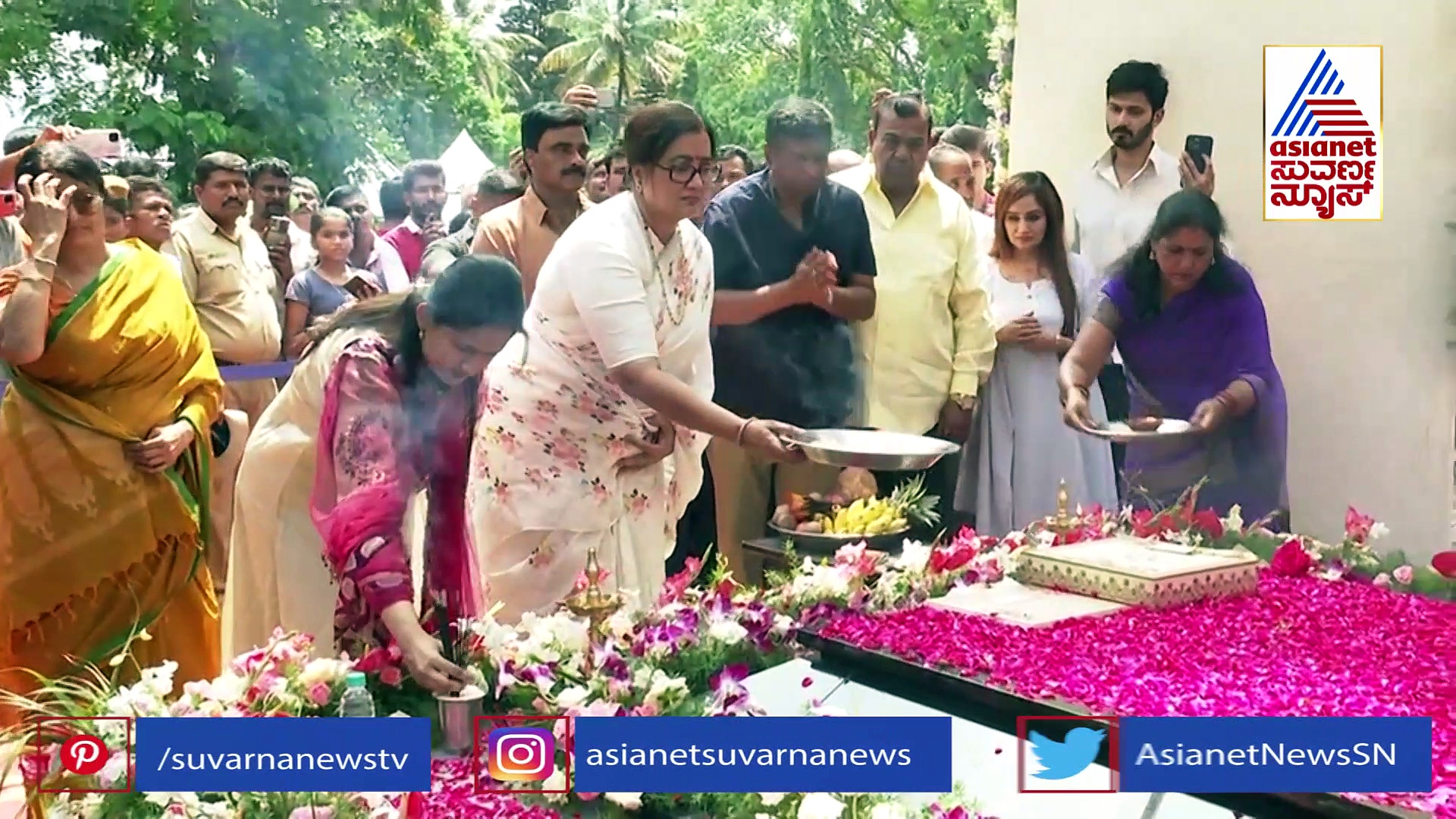 Happy Birthday Ambareesh: ಅಂಬಿ ಸಮಾಧಿ ಮೇಲೆ ಅಭಿಷೇಕ್-ಅವಿವಾ ಮದುವೆ ಆಮಂತ್ರಣ ಪತ್ರಿಕೆ ಇಟ್ಟು ಪೂಜೆ 