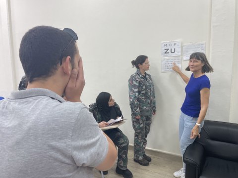 Dans la caserne de Beyrouth, une Antiboise instaure des visites médicales gratuites pour les pompiers qui n'ont plus les moyens de se soigner