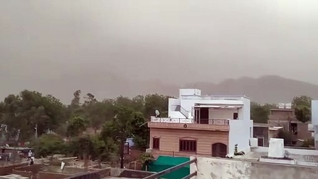 अंधड़-बारिश ने मचाई तबाही, कई जगह पेड़ व पोल गिरे, बिजली रही गुल