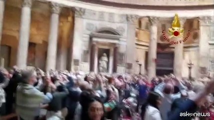 Petali rossi dall'occhio del Pantheon per la Pentecoste